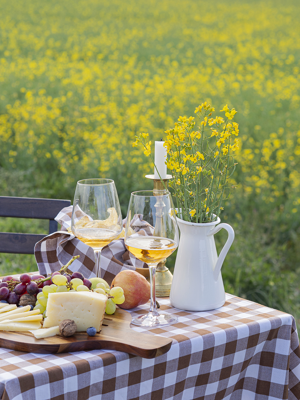 Una mesa campestre entre campos de colza para celebrar el amor_4